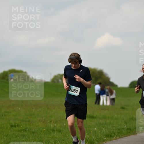 10.05.2026 - 8. Wedeler Halbmarathon Dr. Thomas Lammeyer http://msf.ph/oto/9702303 10.05.2026 11:46:53 Laufen 587, 2061 meine-sportfotos.de