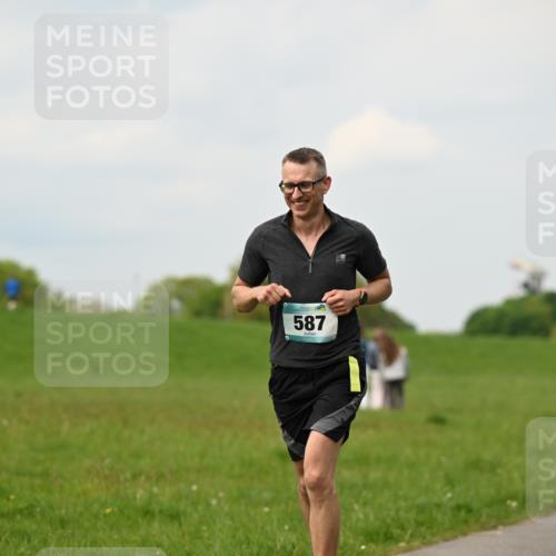 10.05.2026 - 8. Wedeler Halbmarathon Dr. Thomas Lammeyer http://msf.ph/oto/9702305 10.05.2026 11:46:54 Laufen 587 meine-sportfotos.de