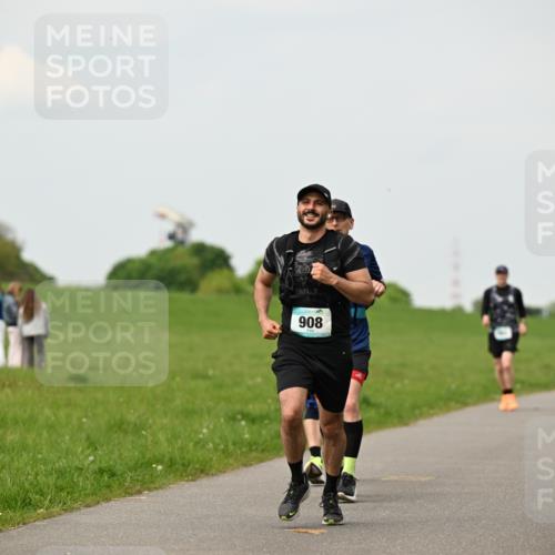 10.05.2026 - 8. Wedeler Halbmarathon Dr. Thomas Lammeyer http://msf.ph/oto/9702312 10.05.2026 11:46:56 Laufen 908 meine-sportfotos.de