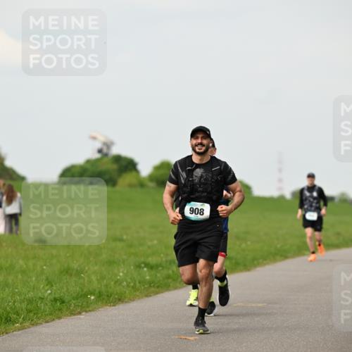10.05.2026 - 8. Wedeler Halbmarathon Dr. Thomas Lammeyer http://msf.ph/oto/9702313 10.05.2026 11:46:56 Laufen 908 meine-sportfotos.de