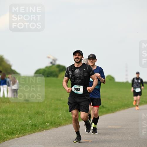 10.05.2026 - 8. Wedeler Halbmarathon Dr. Thomas Lammeyer http://msf.ph/oto/9702315 10.05.2026 11:46:56 Laufen 908 meine-sportfotos.de
