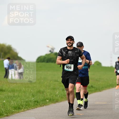 10.05.2026 - 8. Wedeler Halbmarathon Dr. Thomas Lammeyer http://msf.ph/oto/9702316 10.05.2026 11:46:56 Laufen 908 meine-sportfotos.de