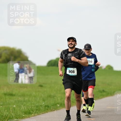 10.05.2026 - 8. Wedeler Halbmarathon Dr. Thomas Lammeyer http://msf.ph/oto/9702318 10.05.2026 11:46:57 Laufen 250, 908 meine-sportfotos.de