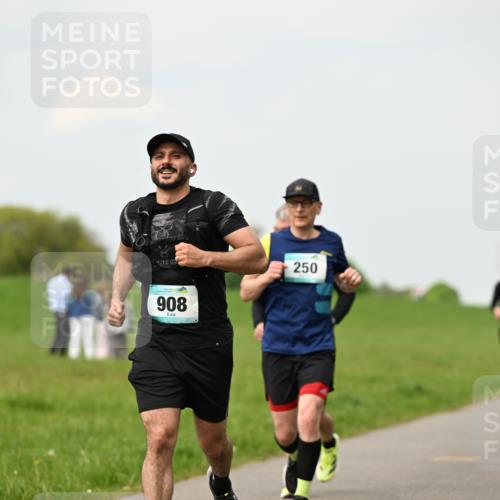 10.05.2026 - 8. Wedeler Halbmarathon Dr. Thomas Lammeyer http://msf.ph/oto/9702324 10.05.2026 11:46:57 Laufen 908, 250 meine-sportfotos.de