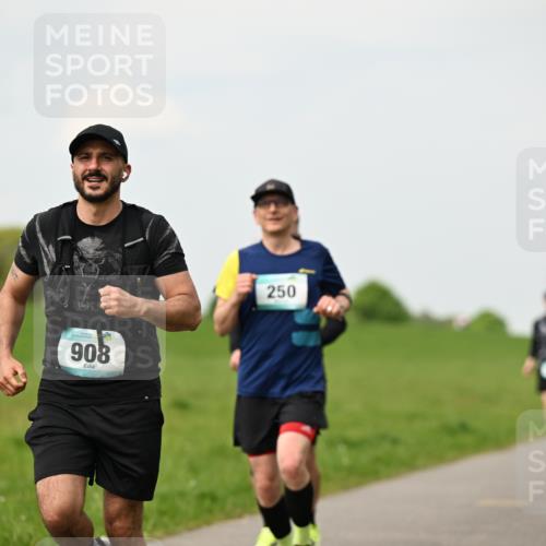 10.05.2026 - 8. Wedeler Halbmarathon Dr. Thomas Lammeyer http://msf.ph/oto/9702325 10.05.2026 11:46:58 Laufen 908, 250 meine-sportfotos.de