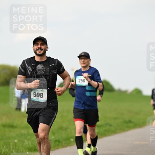 10.05.2026 - 8. Wedeler Halbmarathon Dr. Thomas Lammeyer http://msf.ph/oto/9702326 10.05.2026 11:46:58 Laufen 908, 250 meine-sportfotos.de