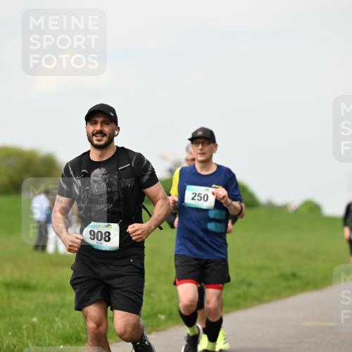 10.05.2026 - 8. Wedeler Halbmarathon Dr. Thomas Lammeyer http://msf.ph/oto/9702327 10.05.2026 11:46:57 Laufen 250, 908 meine-sportfotos.de