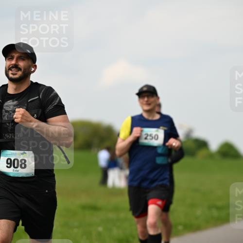 10.05.2026 - 8. Wedeler Halbmarathon Dr. Thomas Lammeyer http://msf.ph/oto/9702328 10.05.2026 11:46:59 Laufen 250, 908 meine-sportfotos.de