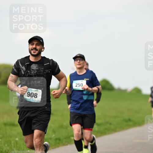 10.05.2026 - 8. Wedeler Halbmarathon Dr. Thomas Lammeyer http://msf.ph/oto/9702329 10.05.2026 11:46:58 Laufen 908, 250 meine-sportfotos.de