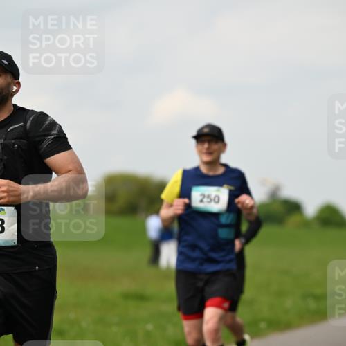 10.05.2026 - 8. Wedeler Halbmarathon Dr. Thomas Lammeyer http://msf.ph/oto/9702330 10.05.2026 11:46:59 Laufen 908, 250 meine-sportfotos.de