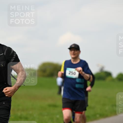 10.05.2026 - 8. Wedeler Halbmarathon Dr. Thomas Lammeyer http://msf.ph/oto/9702331 10.05.2026 11:46:59 Laufen 908, 250 meine-sportfotos.de