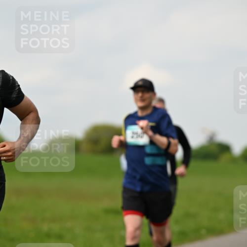 10.05.2026 - 8. Wedeler Halbmarathon Dr. Thomas Lammeyer http://msf.ph/oto/9702332 10.05.2026 11:46:59 Laufen 250, 908 meine-sportfotos.de