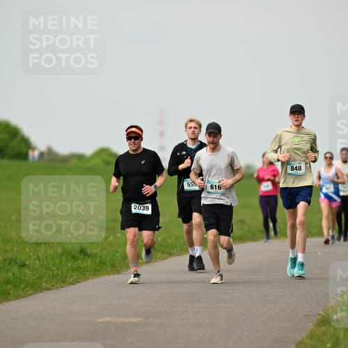 10.05.2026 - 8. Wedeler Halbmarathon Dr. Thomas Lammeyer http://msf.ph/oto/9702387 10.05.2026 11:47:22 Laufen 2039, 555, 616, 848 meine-sportfotos.de