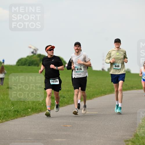 10.05.2026 - 8. Wedeler Halbmarathon Dr. Thomas Lammeyer http://msf.ph/oto/9702412 10.05.2026 11:47:25 Laufen 2039, 616, 848 meine-sportfotos.de