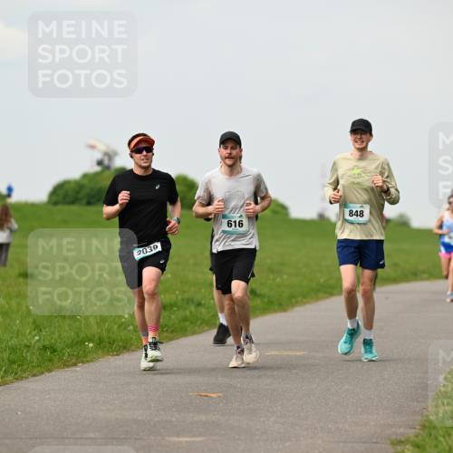 10.05.2026 - 8. Wedeler Halbmarathon Dr. Thomas Lammeyer http://msf.ph/oto/9702414 10.05.2026 11:47:26 Laufen 2039, 616, 848 meine-sportfotos.de