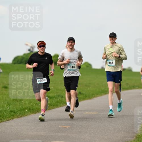 10.05.2026 - 8. Wedeler Halbmarathon Dr. Thomas Lammeyer http://msf.ph/oto/9702415 10.05.2026 11:47:26 Laufen 2039, 616, 848 meine-sportfotos.de