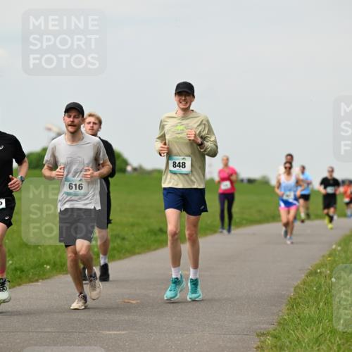 10.05.2026 - 8. Wedeler Halbmarathon Dr. Thomas Lammeyer http://msf.ph/oto/9702419 10.05.2026 11:47:27 Laufen 616, 2039, 848 meine-sportfotos.de