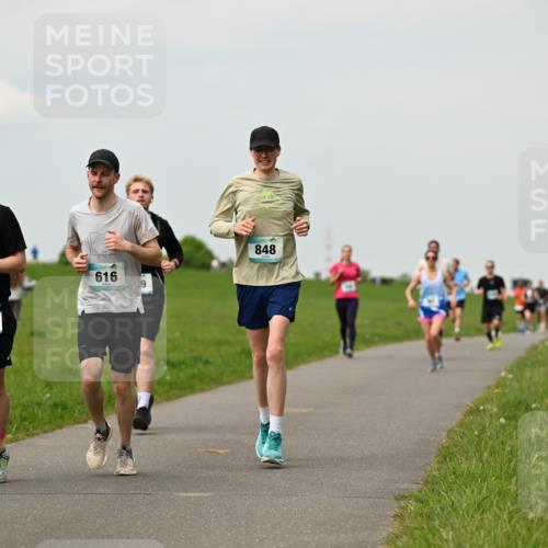 10.05.2026 - 8. Wedeler Halbmarathon Dr. Thomas Lammeyer http://msf.ph/oto/9702423 10.05.2026 11:47:27 Laufen 2039, 616, 848 meine-sportfotos.de