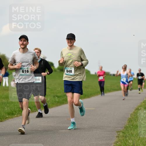 10.05.2026 - 8. Wedeler Halbmarathon Dr. Thomas Lammeyer http://msf.ph/oto/9702426 10.05.2026 11:47:28 Laufen 2039, 616, 559, 848 meine-sportfotos.de