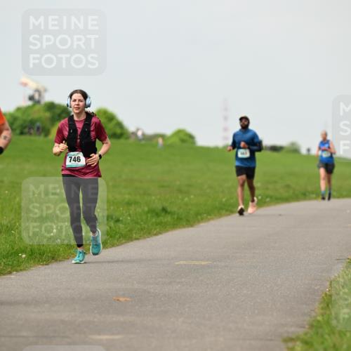 10.05.2026 - 8. Wedeler Halbmarathon Dr. Thomas Lammeyer http://msf.ph/oto/9702582 10.05.2026 11:47:55 Laufen 324, 746 meine-sportfotos.de