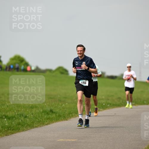 10.05.2026 - 8. Wedeler Halbmarathon Dr. Thomas Lammeyer http://msf.ph/oto/9702782 10.05.2026 11:48:41 Laufen 588 meine-sportfotos.de