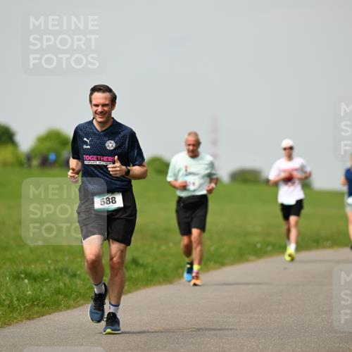 10.05.2026 - 8. Wedeler Halbmarathon Dr. Thomas Lammeyer http://msf.ph/oto/9702798 10.05.2026 11:48:43 Laufen 588, 776 meine-sportfotos.de