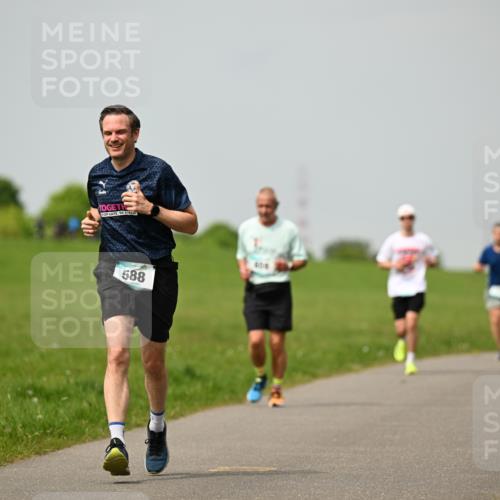 10.05.2026 - 8. Wedeler Halbmarathon Dr. Thomas Lammeyer http://msf.ph/oto/9702799 10.05.2026 11:48:43 Laufen 588, 4316 meine-sportfotos.de