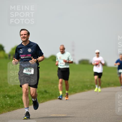 10.05.2026 - 8. Wedeler Halbmarathon Dr. Thomas Lammeyer http://msf.ph/oto/9702800 10.05.2026 11:48:44 Laufen 588 meine-sportfotos.de