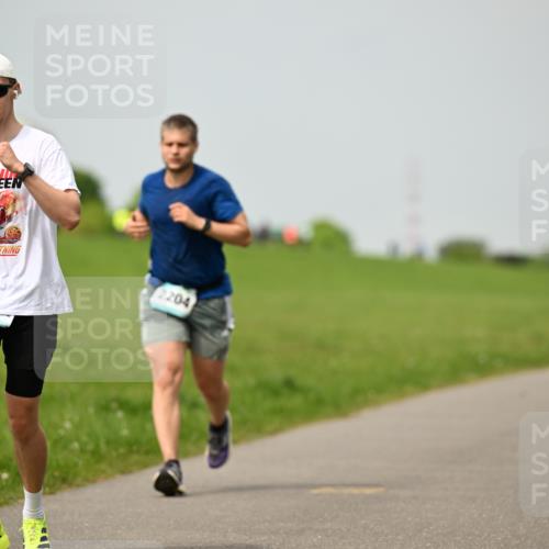 10.05.2026 - 8. Wedeler Halbmarathon Dr. Thomas Lammeyer http://msf.ph/oto/9702858 10.05.2026 11:48:53 Laufen 2204 meine-sportfotos.de