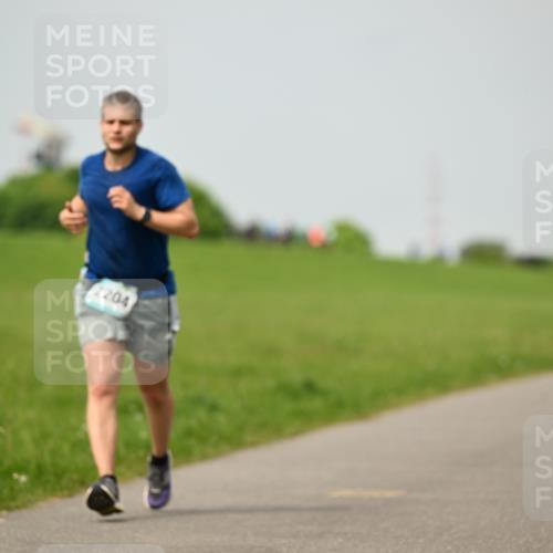 10.05.2026 - 8. Wedeler Halbmarathon Dr. Thomas Lammeyer http://msf.ph/oto/9702863 10.05.2026 11:48:54 Laufen 2204 meine-sportfotos.de