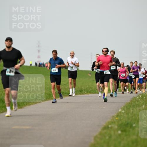 10.05.2026 - 8. Wedeler Halbmarathon Dr. Thomas Lammeyer http://msf.ph/oto/9702929 10.05.2026 11:49:25 Laufen 299, 962, 2231, 794, 452, 2027 meine-sportfotos.de
