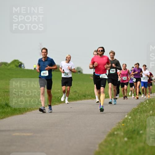 10.05.2026 - 8. Wedeler Halbmarathon Dr. Thomas Lammeyer http://msf.ph/oto/9702939 10.05.2026 11:49:27 Laufen 962, 299, 2231, 794, 452, 830 meine-sportfotos.de