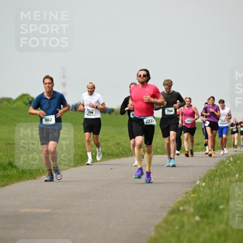 10.05.2026 - 8. Wedeler Halbmarathon Dr. Thomas Lammeyer http://msf.ph/oto/9702947 10.05.2026 11:49:28 Laufen 299, 962, 2231, 794, 452, 830 meine-sportfotos.de