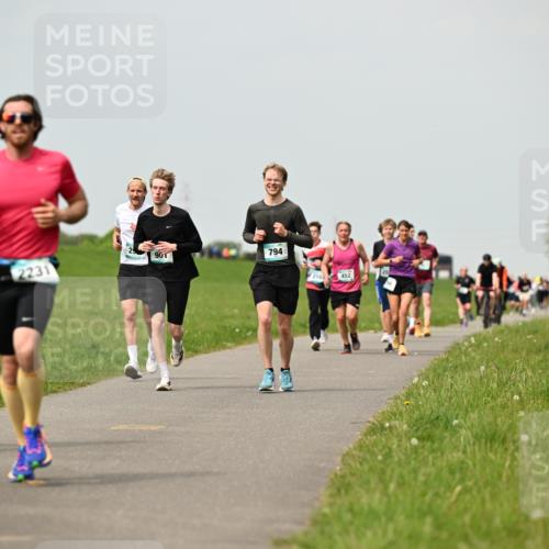 10.05.2026 - 8. Wedeler Halbmarathon Dr. Thomas Lammeyer http://msf.ph/oto/9702978 10.05.2026 11:49:33 Laufen 962, 901, 2231, 794, 2103, 452 meine-sportfotos.de