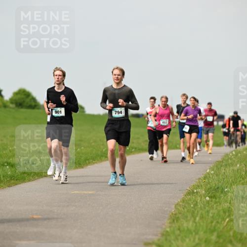 10.05.2026 - 8. Wedeler Halbmarathon Dr. Thomas Lammeyer http://msf.ph/oto/9702987 10.05.2026 11:49:34 Laufen 901, 794, 2231, 452 meine-sportfotos.de