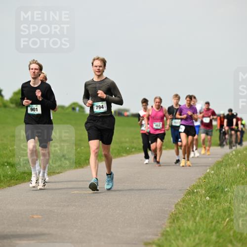10.05.2026 - 8. Wedeler Halbmarathon Dr. Thomas Lammeyer http://msf.ph/oto/9702990 10.05.2026 11:49:35 Laufen 901, 794, 452, 2027 meine-sportfotos.de