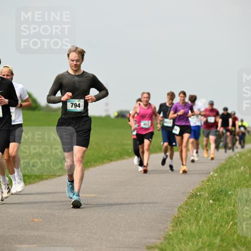 10.05.2026 - 8. Wedeler Halbmarathon Dr. Thomas Lammeyer http://msf.ph/oto/9703001 10.05.2026 11:49:36 Laufen 794, 901 meine-sportfotos.de