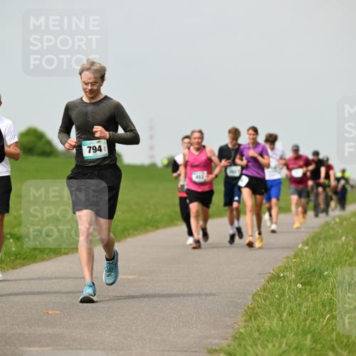 10.05.2026 - 8. Wedeler Halbmarathon Dr. Thomas Lammeyer http://msf.ph/oto/9703002 10.05.2026 11:49:37 Laufen 794, 901 meine-sportfotos.de