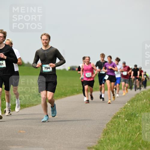 10.05.2026 - 8. Wedeler Halbmarathon Dr. Thomas Lammeyer http://msf.ph/oto/9703003 10.05.2026 11:49:36 Laufen 901, 794, 452 meine-sportfotos.de