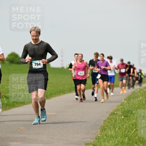 10.05.2026 - 8. Wedeler Halbmarathon Dr. Thomas Lammeyer http://msf.ph/oto/9703005 10.05.2026 11:49:37 Laufen 901, 794, 453 meine-sportfotos.de