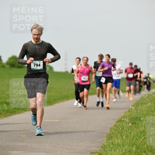 10.05.2026 - 8. Wedeler Halbmarathon Dr. Thomas Lammeyer http://msf.ph/oto/9703006 10.05.2026 11:49:37 Laufen 794, 901 meine-sportfotos.de