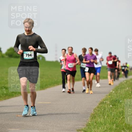 10.05.2026 - 8. Wedeler Halbmarathon Dr. Thomas Lammeyer http://msf.ph/oto/9703007 10.05.2026 11:49:37 Laufen 901, 794 meine-sportfotos.de