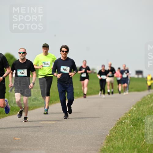 10.05.2026 - 8. Wedeler Halbmarathon Dr. Thomas Lammeyer http://msf.ph/oto/9703279 10.05.2026 11:50:01 Laufen 103, 737, 956, 793 meine-sportfotos.de