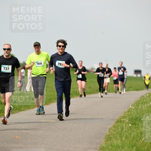 10.05.2026 - 8. Wedeler Halbmarathon Dr. Thomas Lammeyer http://msf.ph/oto/9703281 10.05.2026 11:50:02 Laufen 103, 737, 956, 793 meine-sportfotos.de