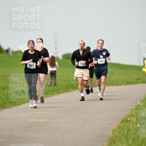 10.05.2026 - 8. Wedeler Halbmarathon Dr. Thomas Lammeyer http://msf.ph/oto/9703383 10.05.2026 11:50:08 Laufen 103, 821, 420 meine-sportfotos.de