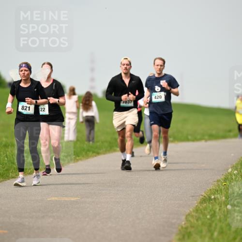 10.05.2026 - 8. Wedeler Halbmarathon Dr. Thomas Lammeyer http://msf.ph/oto/9703399 10.05.2026 11:50:09 Laufen 1037, 821, 522, 420 meine-sportfotos.de