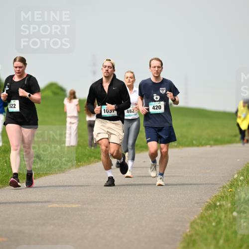 10.05.2026 - 8. Wedeler Halbmarathon Dr. Thomas Lammeyer http://msf.ph/oto/9703422 10.05.2026 11:50:10 Laufen 821, 522, 420, 1057, 482 meine-sportfotos.de