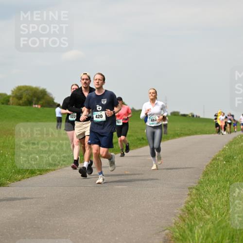 10.05.2026 - 8. Wedeler Halbmarathon Dr. Thomas Lammeyer http://msf.ph/oto/9703490 10.05.2026 11:50:15 Laufen 821, 522, 420, 482, 2121 meine-sportfotos.de