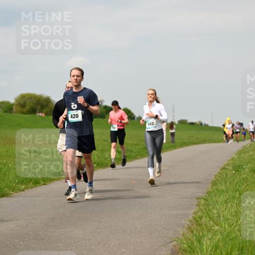 10.05.2026 - 8. Wedeler Halbmarathon Dr. Thomas Lammeyer http://msf.ph/oto/9703496 10.05.2026 11:50:16 Laufen 420, 2121, 482 meine-sportfotos.de