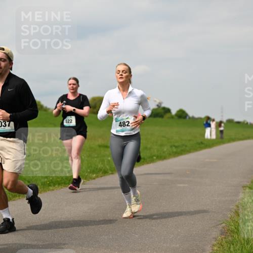 10.05.2026 - 8. Wedeler Halbmarathon Dr. Thomas Lammeyer http://msf.ph/oto/9703530 10.05.2026 11:50:18 Laufen 1037, 522, 482 meine-sportfotos.de